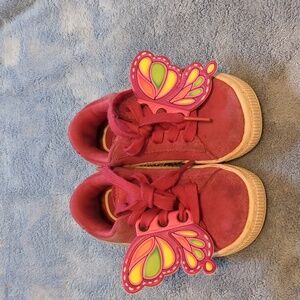 Toddler 7 pink Pumas with butterfly 🦋 wings in laces